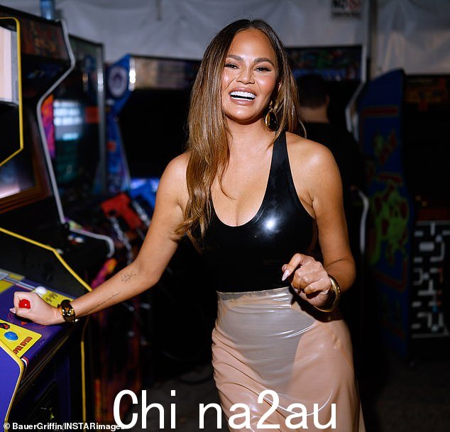 38 岁的克丽丝·泰根 (Chrissy Teigen) 幽默地嘲笑她的丈夫、45 岁的约翰·传奇 (John Legend),因为他在周五参加世界职业棒球大赛第一场比赛后不知道什么是大满贯;早些时候看到这个月在洛杉矶。” class=