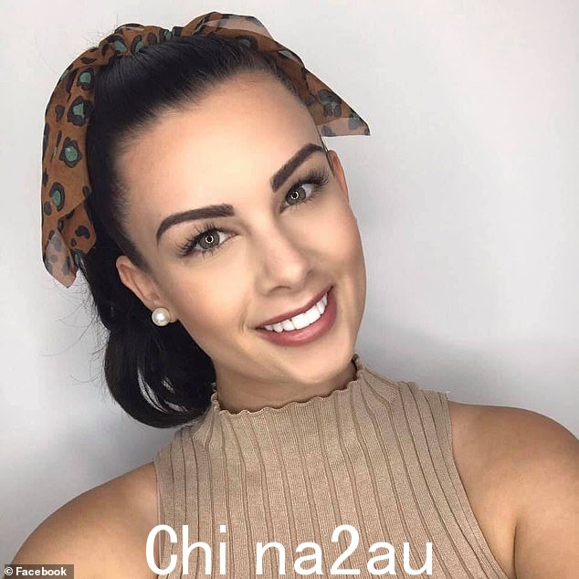 还有八个女人在桑德森女士遭受磨难后,许多人站出来分享他们的故事,其中包括黄金海岸的美容博主 Jess Turunen(如图)