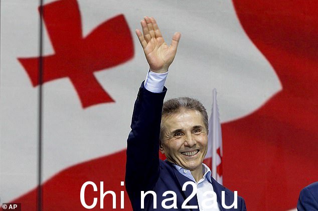 亿万富翁 Bidzina Ivanishvili,他创建的格鲁吉亚梦想党领导人,于 2024 年 4 月 29 日在格鲁吉亚第比利斯举行的集会上向示威者致意