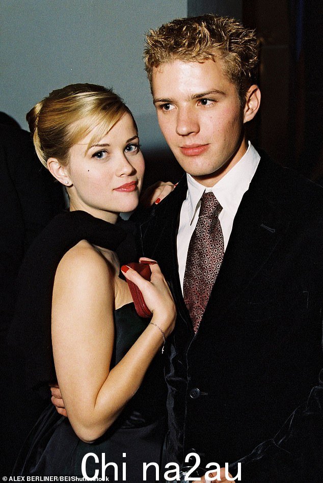 Witherspoon 于 199 年至 2006 年首次与 Ryan Phillippe 结婚;他们的照片拍摄于 1998 年