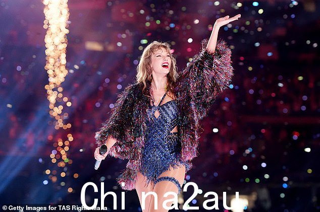 34 岁的泰勒·斯威夫特 (Taylor Swift) 在路易斯安那州新奥尔良举行的 Eras 巡演中特别提到了她 35 岁的 NFL 明星男友特拉维斯·凯尔斯 (Travis Kelce)。一边扔足球,一边唱着她的歌曲 Midnight Rain