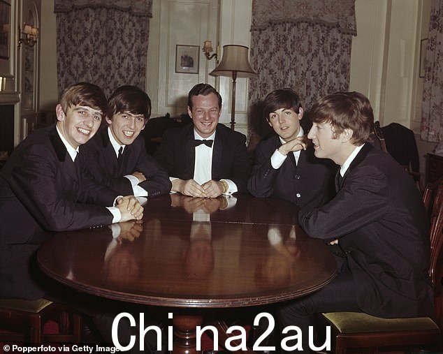 Brian Epstein(中)与披头士乐队林戈、乔治、保罗和约翰于 1963 年
