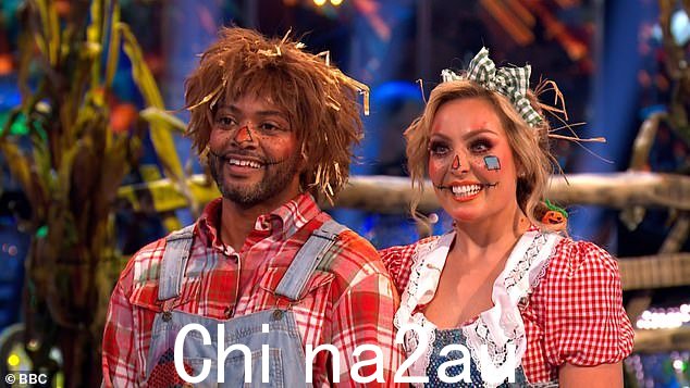 节目评委 Shirley Ballas、Craig Revel-Horwood、Motsi Mabuse 和 Anton Du Beke 给予他们 32 分的集体评分,两人在排行榜上攀升至第五位