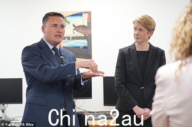 女权运动人士写信给 NHS 首席执行官阿曼达·普里查德 (Amanda Pritchard),批评“党派和意识形态”培训。图:秘书韦斯·斯特里廷 (Wes Streeting)(左)与 NHS 英格兰首席执行官,Amanda Pritchard,在访问伦敦 Abbey 医疗中心期间