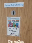 英国国家医疗服务体系（NHS）告诉工作人员，如果女性不想与跨性别同事共用浴室，她们就会感到愤怒，这就是“跨性别恐惧症”