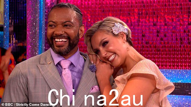 她被送往医院,因此不会出现在周日的演出中,让她的舞伴 JB Gill 独自面对公众投票的结果
