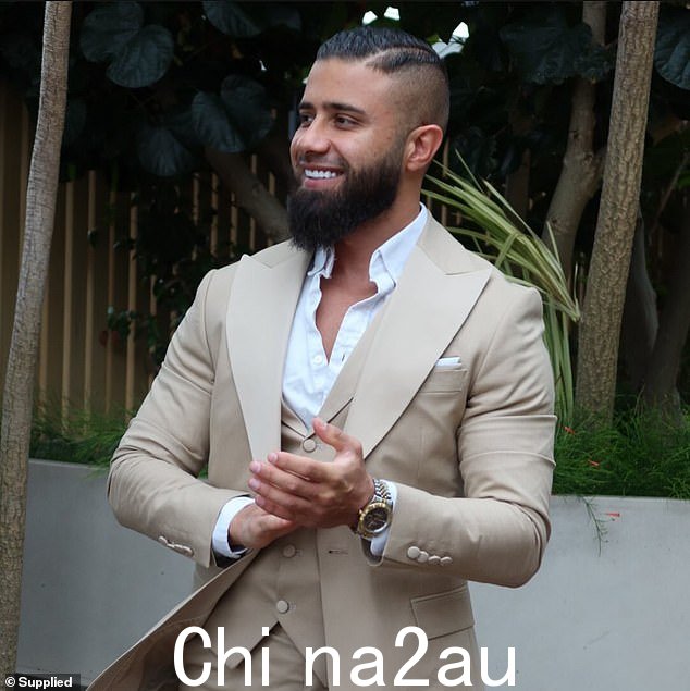 房地产代理老板 Amir Jahan,25 岁(如图)揭露了一些代理如何谎称收到更高的报价