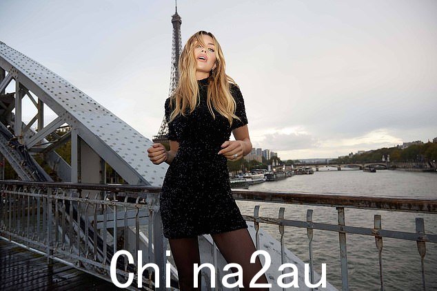 她以小黑裙的清新风格,穿着闪闪发光的迷你裙在埃菲尔铁塔前摆出了一场风暴,展示了她的长腿