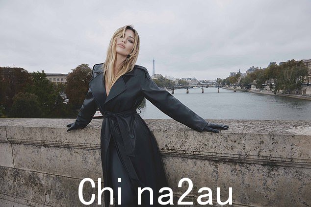 一位杰出的演讲者穿着黑色皮革风衣,戴着一双配套的手套