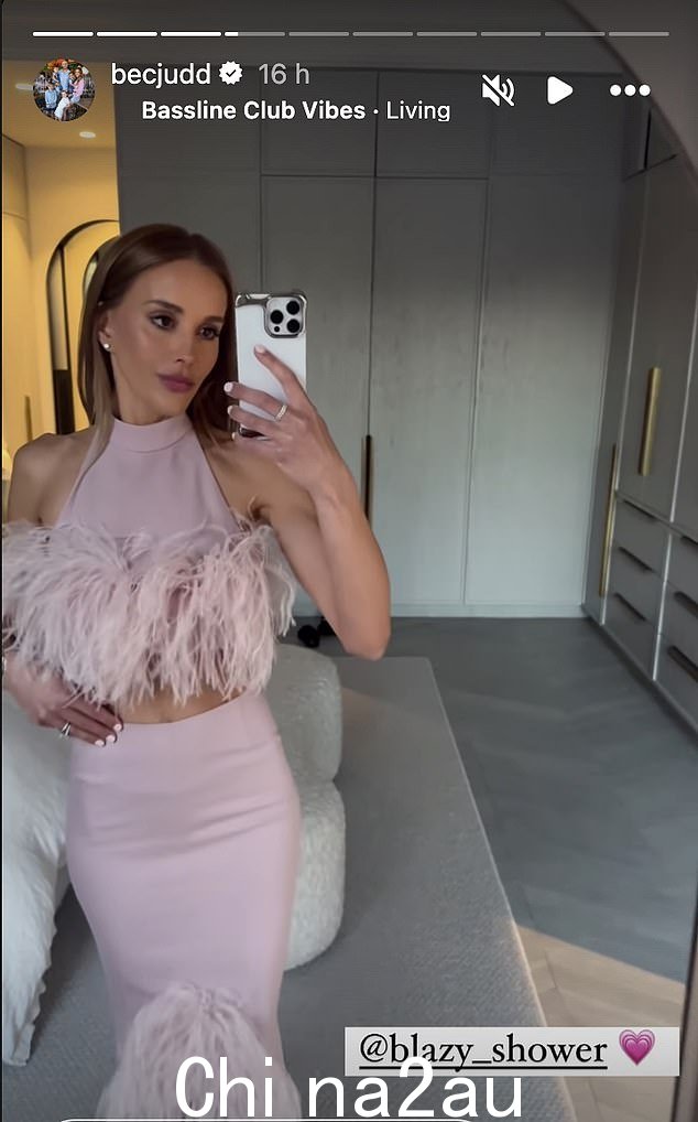 吃完饭后,Bec 在 Instagram 上展示了她穿着粉色短上衣和裙子的苗条身材