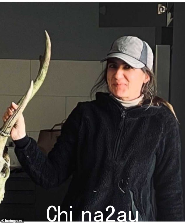 Lovisa 'Kiki' Sjoberg,48 岁,没有归还租来的汽车,自 10 月 15 日以来就再也没有出现过,但最终在周日下午被发现,她脱水,可能遭受蛇咬伤