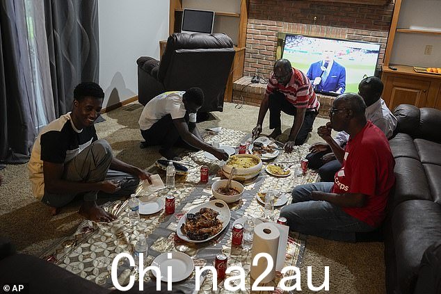 今年发现了一条穿越尼加拉瓜的新路线,放宽了入境要求,使得从毛里塔尼亚到美国的移民数量出现新一轮激增。图为:毛里塔尼亚人聚集在一起庆祝传统餐点,2023 年 7 月 21 日星期五,辛辛那提