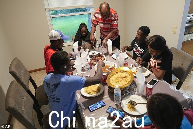 俄亥俄州的一个小镇正在与突然涌入的非洲难民发生争执,这些难民的到来使过去一年的人口几乎翻了一番。毛里塔尼亚人正涌向洛克兰
