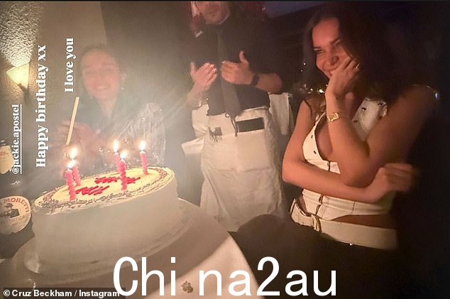 分享一张杰基等待吹灭蜡烛的照片,这对夫妇与朋友聚集在一起,他写道:“生日快乐,xx,我爱你” class=