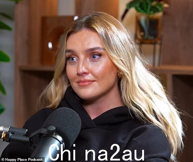 Little Mix 和 One Direction 都在 The X Factor 开始了他们的职业生涯,Perrie 与乐队成员 Zayn Malik 约会,这意味着两个乐队有着密切的关系