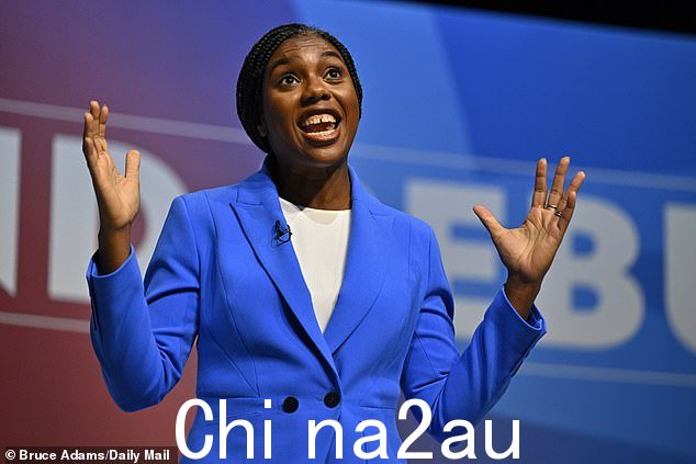 保守党领袖候选人 Kemi Badenoch 在伯明翰国际会议中心的主舞台上向党员发表主题演讲