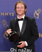 杰里米·艾伦·怀特 (Jeremy Allen White) 的粉丝们对纽约疯传的相似比赛海报感到疯狂，而且奖品也恰到好处