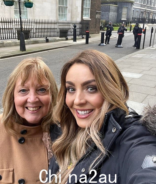 Gillian Dowden,65 岁,(左)和她的女儿,严格明星 Amy Dowden,34 岁,(右)