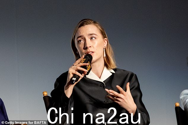 在重新出现的采访中,这位电影明星说:'当你有其他女性站在你的立场上时,她们会像其他人一样保护你'
