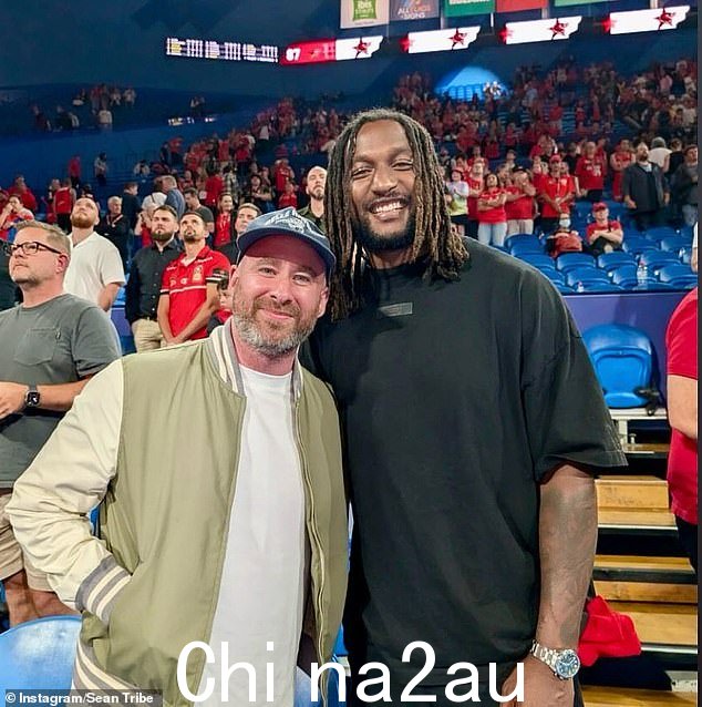 Sean Tribe(左图)在珀斯野猫队的比赛中与前西海岸老鹰队 AFL 球员 Nic Naitanui 并肩