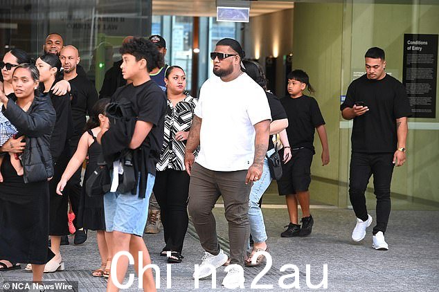 周一一大群家庭成员在最高法院支持基西纳(如图)