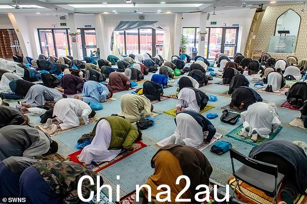 在上传到 YouTube 的小组讨论中,Abu Rayyan 先生和另外两名小组成员讨论了“理想的穆斯林家园”