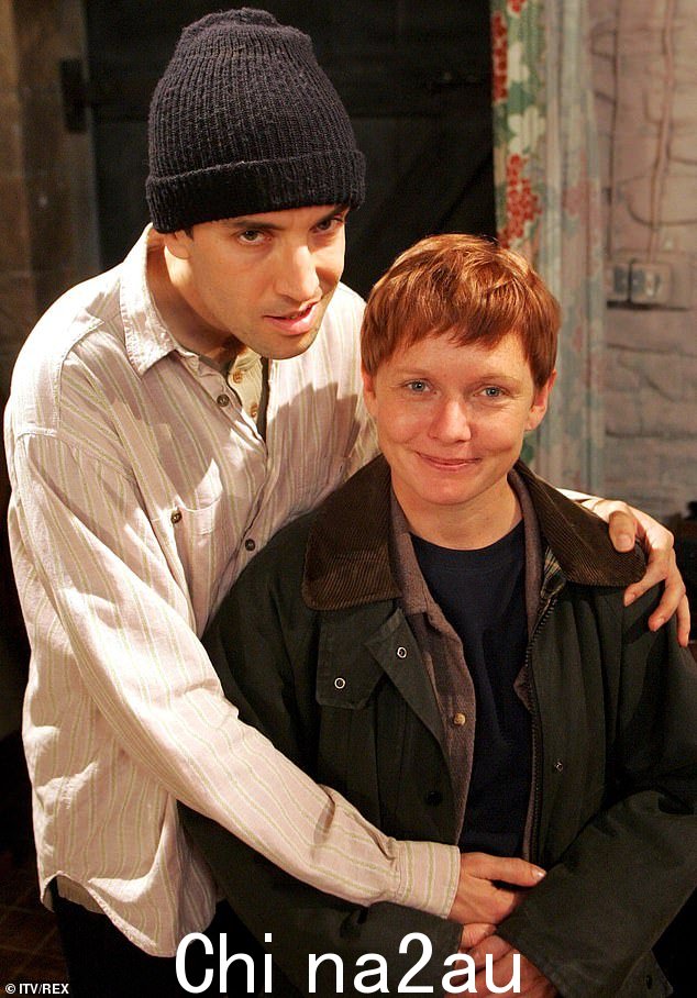 Ursula Holden-Gill,50 岁,2004 年至 2006 年主演 ITV 节目,但看起来与养鸡农时代相差甚远