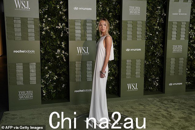 Lila 将金色的头发编成光滑的辫子,并用柔和的妆容增强了她自然漂亮的特征