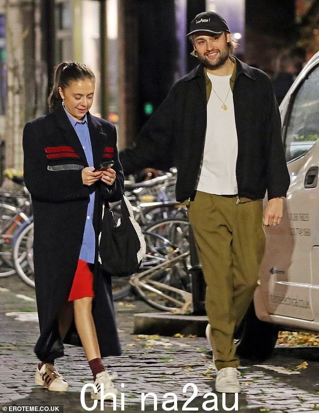Bel Powley 和 Douglas Booth 在米其林星级餐厅享用浪漫晚餐,庆祝结婚一周年