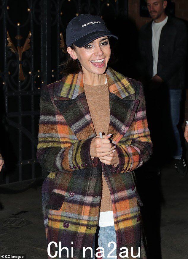 Lily Collins,35 岁,周二晚上离开伦敦约克公爵剧院时脸上的笑容无法抹去