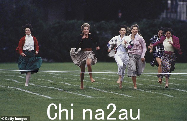 已故威尔士王妃在 1991 年哈里王子运动日期间再次跑步