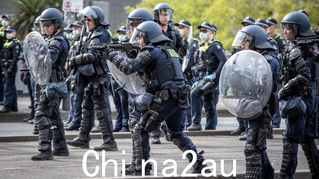 警察在为期一周的集会期间遭到炮弹袭击。图片:Jake Nowakowski