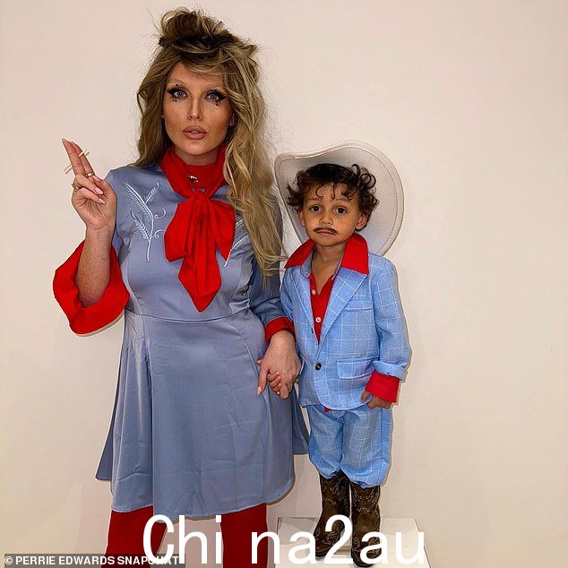 同时,Perrie Edwards 和她的儿子 Axel 在装扮成 Alfredo Linguini 和 Remy 后继续了他们联合服装的传统。