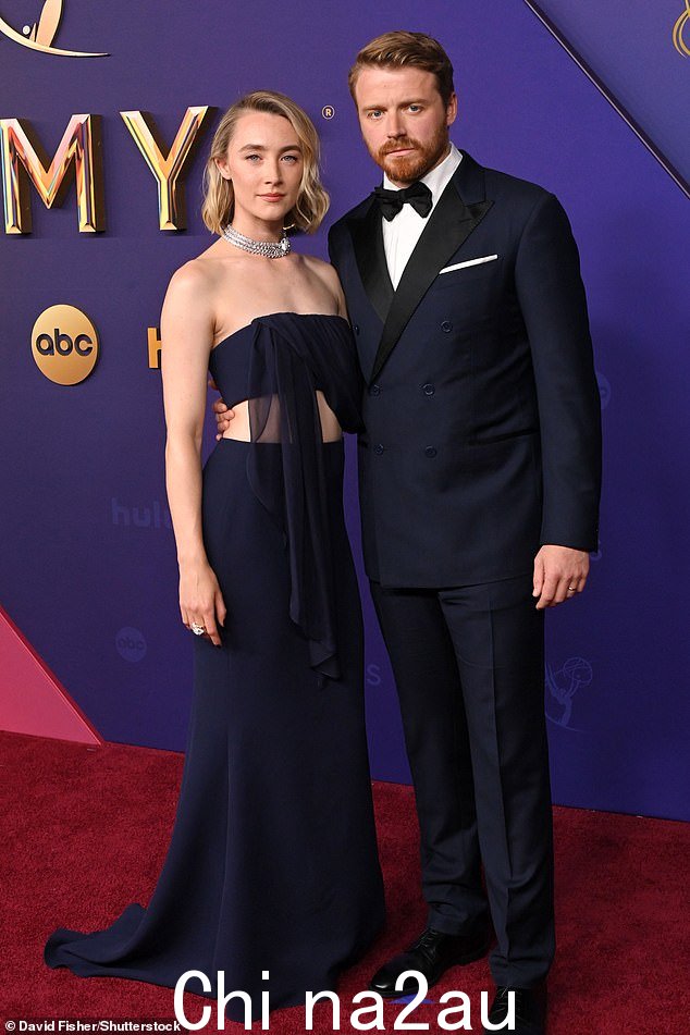 西尔莎·罗南 (Saoirse Ronan) 在罕见地讨论他们的关系时开玩笑说她和丈夫杰克·劳登 (Jack Lowden) 的“孩子”(9 月拍摄)
