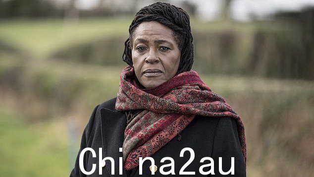 莎朗·D·克拉克 (Sharon D Clarke) 公开了她与种族主义的斗争,包括她在《埃利斯》中担任主角之前停止参加电视试镜的令人心碎的原因