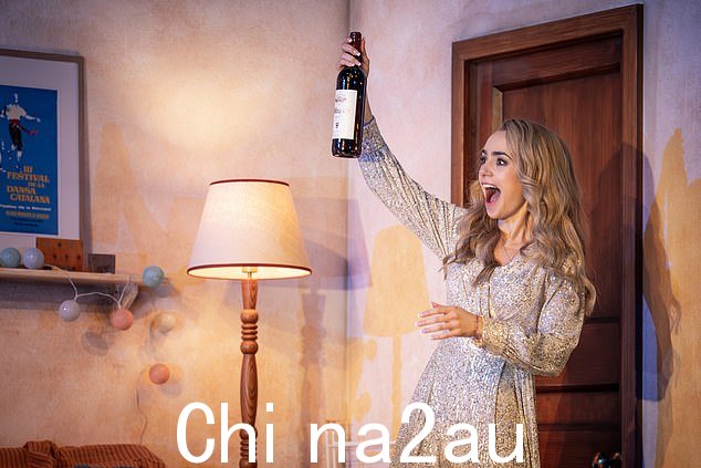 莉莉·柯林斯 (Lily Collins) 作为美国人在国外首次登台,这次是在巴塞罗那,以贝丝·沃尔 (Bess Wohl) 的戏剧为标题。 她穿着亮片连身裤冲进城市公寓