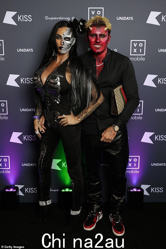 Katie Price 和男友 JJ Slater 出席周二晚上在伦敦 Here at Outernet 举办的 Kiss 鬼屋派对时盛装打扮,给人留下深刻印象