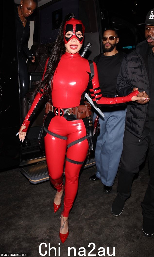 拉拉·安东尼 (Lala Anthony) 周三参加 LAVO 举办的万圣节派对时,身着红色乳胶紧身衣,以死侍的身份炫耀自己的曲线