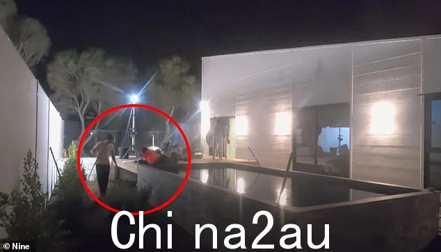 在令人震惊的一集中,有人看到咪咪和布拉德在泳池项目上一起工作到深夜,而布拉德的妻子凯莉在后台睡觉