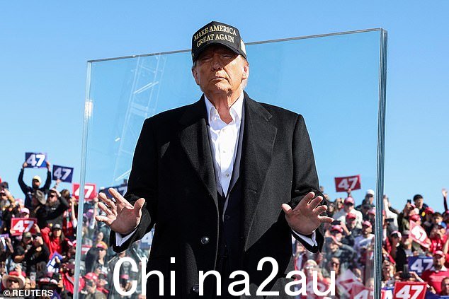 万斯周四在新墨西哥州拍摄的照片中预测,他和特朗普将赢得传统左倾选民阵营,因为“他们只想不受干扰,而现在你拥有了一切”上面有这个疯狂的东西'