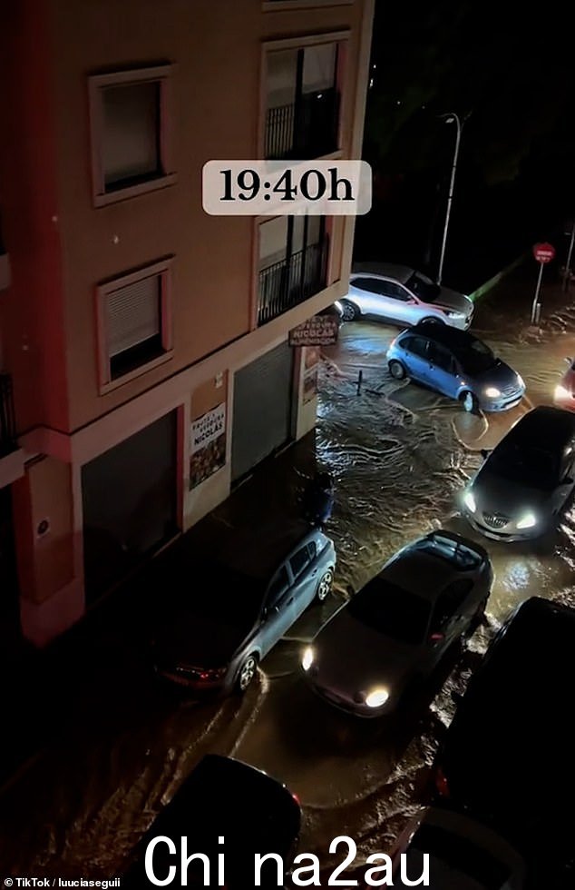 但是到晚上 19:40 时,可以看到浑浊的洪水涌入街道,淹没街道,而车里的人继续试图逃离