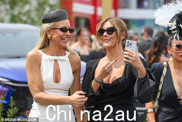 充满活力的主持人,搭配黑色头饰,与她的高跟鞋和设计师手拿包相匹配