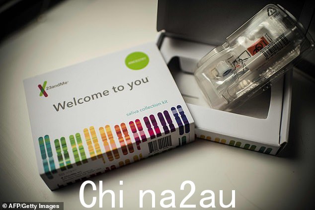 托尼(Tony)拍摄家庭 DNA 测试套件时真相大白(库存图片)