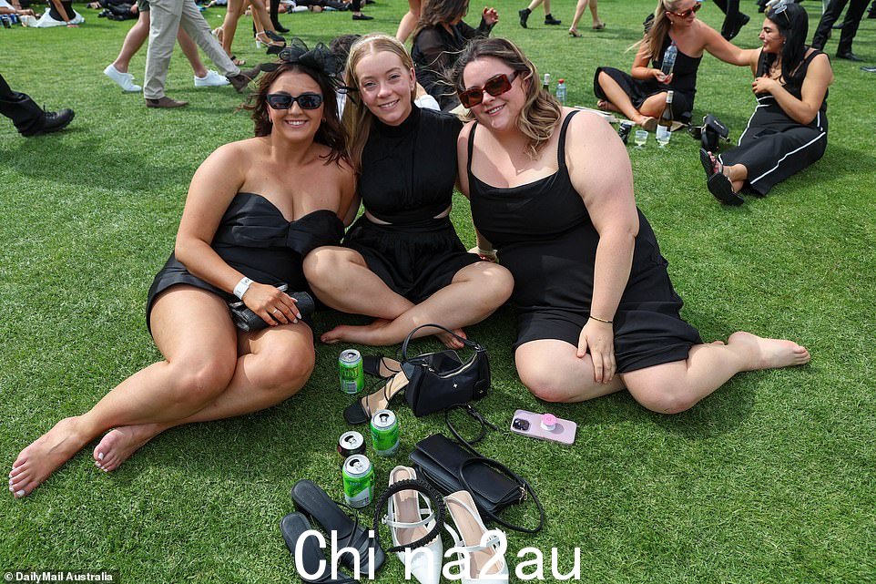 许多赛马观众被困遵守赛事传统的黑白着装要求