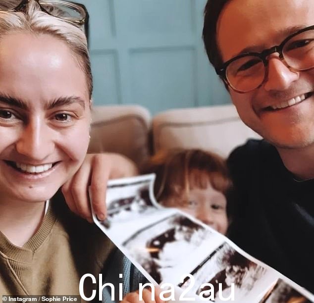 这对夫妇已经成为儿子阿尔伯特的骄傲父母，他们于 2021 年 5 月通过剖腹产生下了儿子