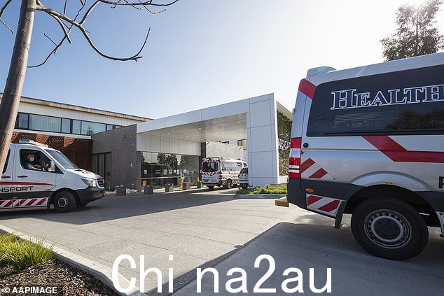 2020 年 Covid 爆发期间,Epping Garden 老年护理院看到救护车