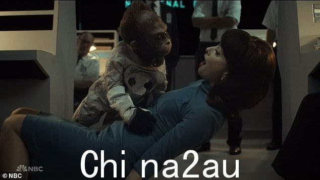 当黑猩猩回到 NASA 房间并亲吻吉姆的妻子(房间里的工人之一)时,草图结束