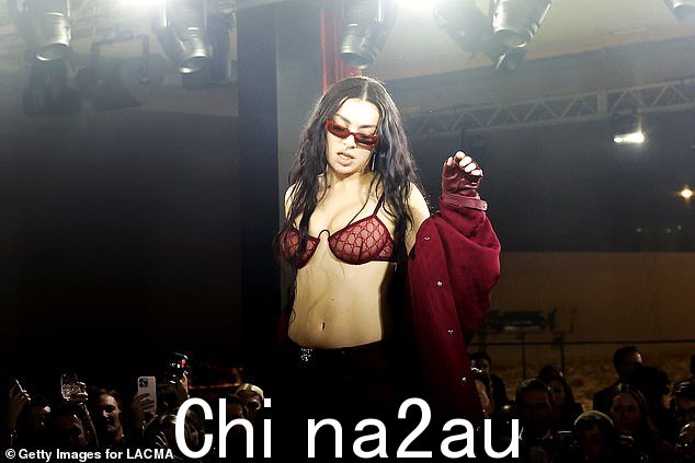 Charli XCX 脱下红色网状 Gucci 胸罩,向众星云集的人群表演,确保占据舞台中央