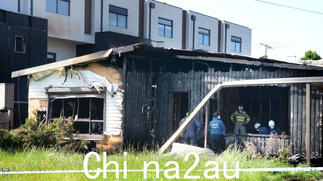 警方正在调查墨尔本西北部发生致命房屋火灾的原因,在废墟中发现了一具尸体。图片:Andrew Henshaw/澳大利亚新闻集团。