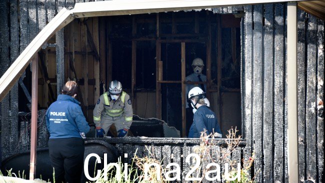 警察和消防人员在致命火灾现场检查房子位于 145 Power Street St Albans。图片:Andrew Henshaw/澳大利亚新闻集团